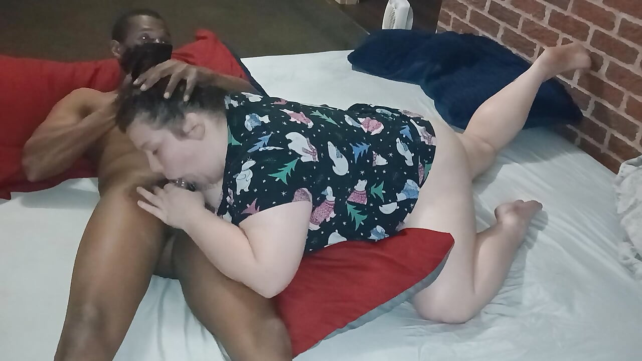 Menelan kontol adalah caranya mengatakan dia ingin air mani lagi