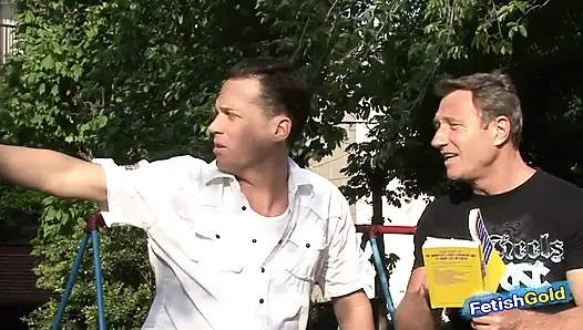 Vollbusiges asiatisches mädchen wird von zwei älteren typen hart gehämmert