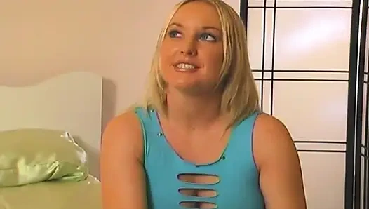 Киску крошке-блондинке вылизали и глубоко трахнули пальцами до капли