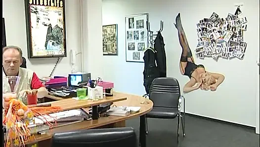 Зрелую блондинку трахают раком на кастинге