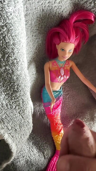 Svršavanje na Barbie Sirena lutku