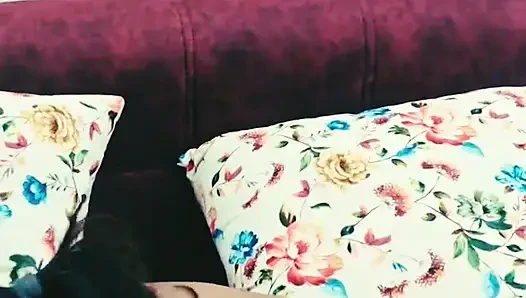 Akash membawa Tejaswini ke hotel dan menidurinya