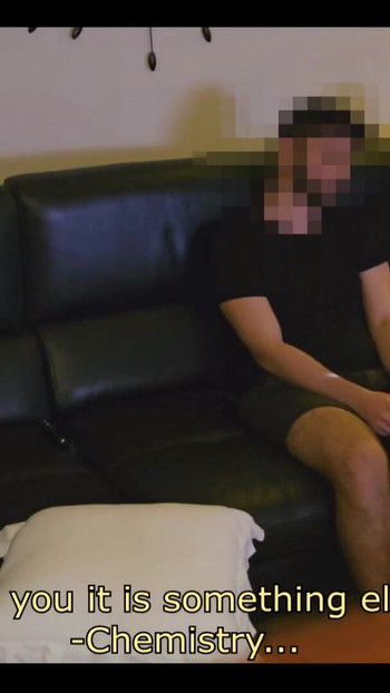 Snažan trenutak iz "Straight Curious Friend Mert i ja, ponovno smo se sreli"