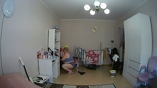 Une belle-mère nettoie la chambre à poil