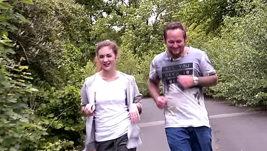 Сексуальная брюнетка с большой задницей наслаждается жестким трахом на улице в ее широкую киску