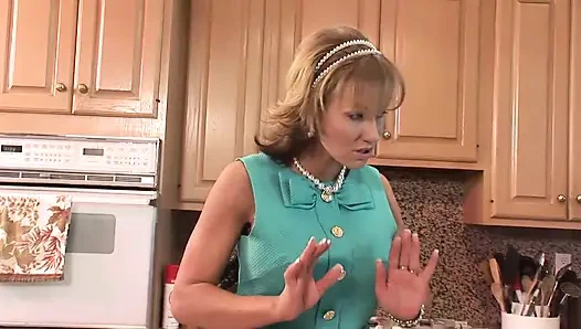 Toket besar dalam perbudakan bercinta di dapur