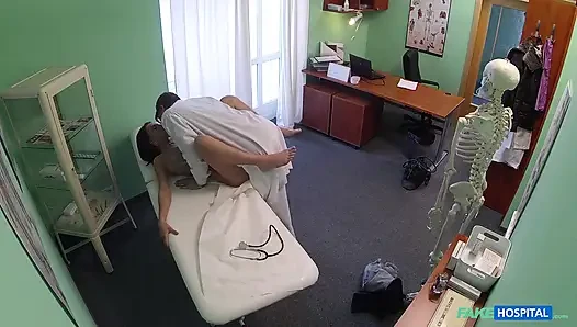 Muhteşem direk dansçısı ilacını alıyor