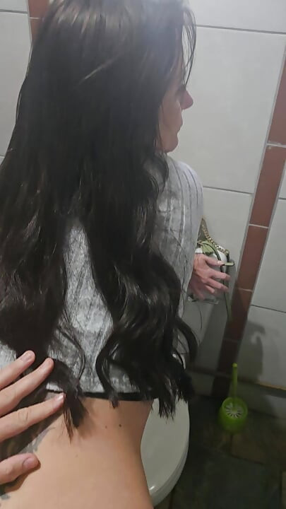 असली चोदने लायक मम्मी फिर से बाथरूम में लंड ले रही है!