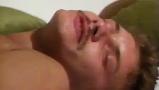 Ateşli Alman sürtükler plajda yarak ve sperm paylaşıyor