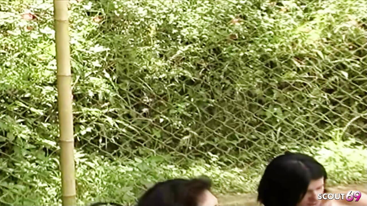 ラテン系ニューハーフがストラップをつけたホットな痩せたティーンにお尻を犯される