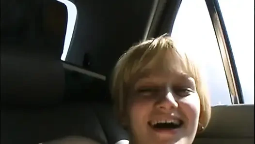 Возбужденную молодую девушку с волосатой киской трахнули в машине и кончили на огромные сиськи от большого члена в любительском видео