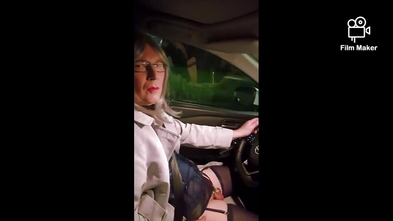 Seksi zrela krosdressing sissy drolja vozi okolo u donjem vešu