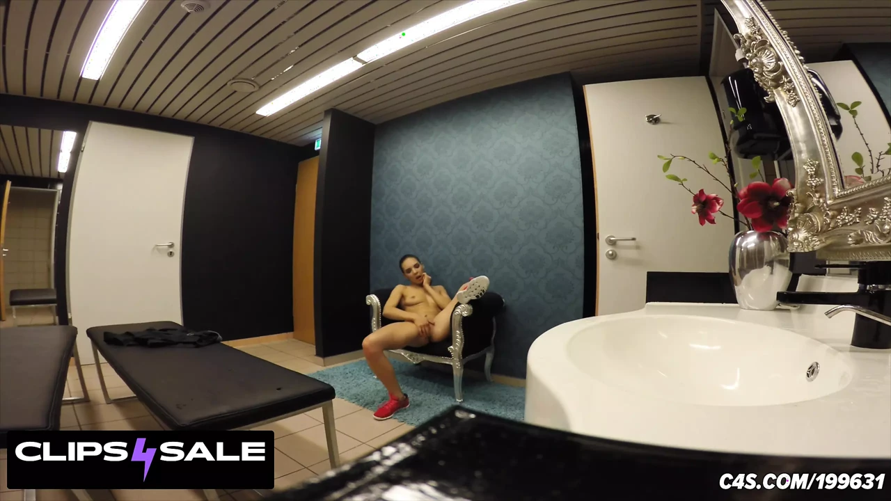 Hot & Sweaty Girl in Gym Clothes: Public Bathroom Masturbating for Voyeurs