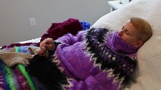 Kazak fetişi mohair ve angora. Biraz eğlenmek için birkaç fetiş kazağımla polar bir kazak yatağında.