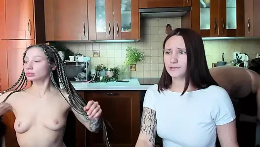 Lesbian muda dan kelembutan mereka, telanjang, mengolesi payudara dan tubuh mereka dengan minyak