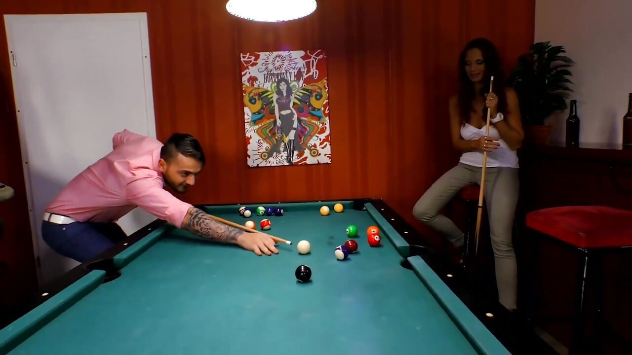 Neuken op de biljarttafel ... Sperma op poesje