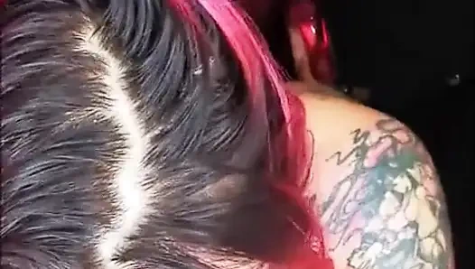 Cewek nakal ini lagi asik muasin memeknya pakai dildo ukuran XL