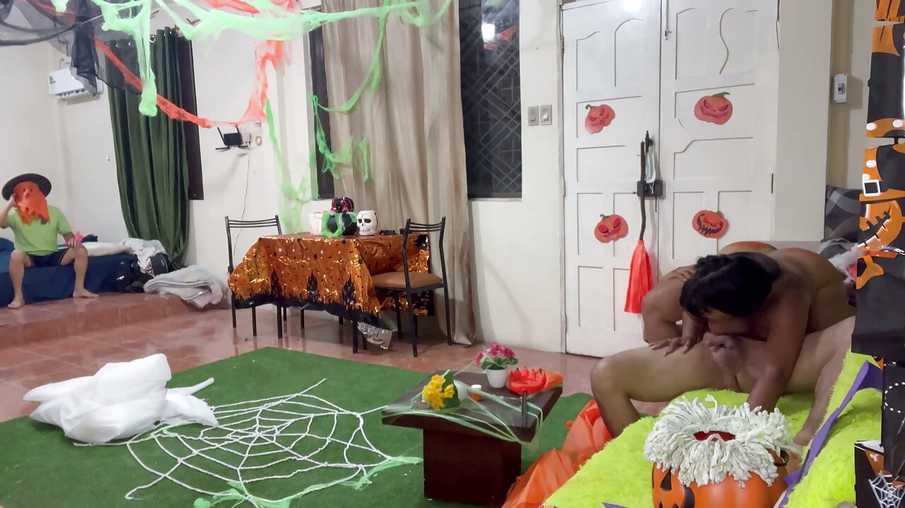 Estoy celebrando Halloween follando con mi hermosa madrastra culona y tetona.
