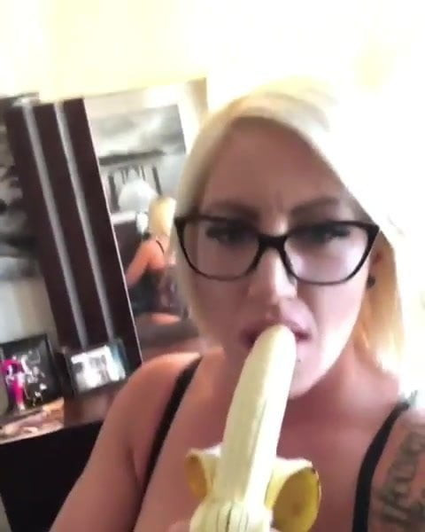 womeneatingbanana1