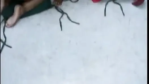 Birkaç zenci sürtük sikişiyor