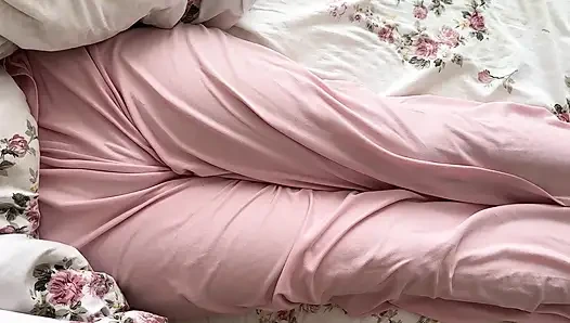 Stiefvater allein zu hause mit schöner stieftochter, die sex-pOV hat