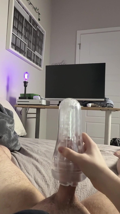 Net bir cep amcığını son derece derin sikiyorum - oyuncağı ve yüksek sesle erkek inlemesini dolduran transparan boşalma | Klip 1