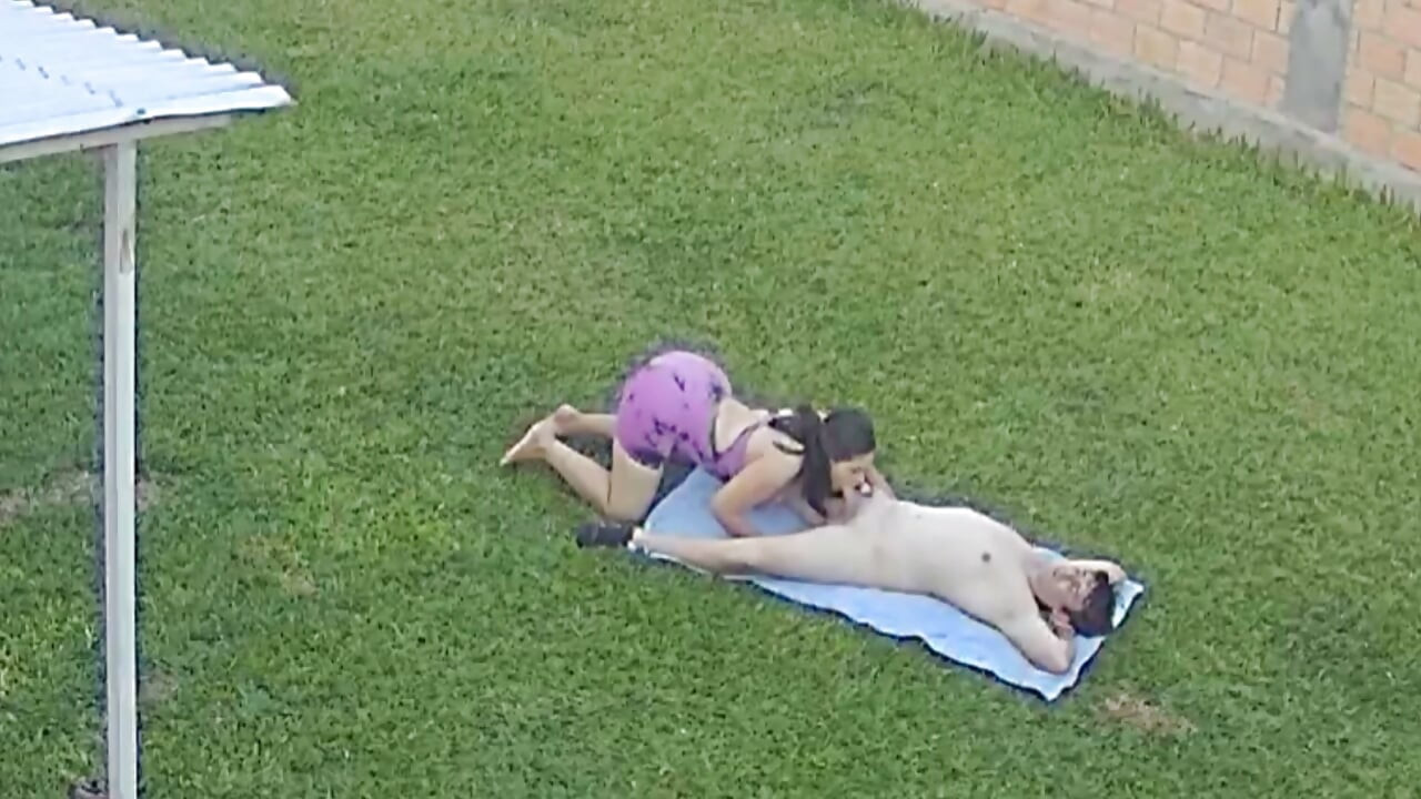 Betrapt op heterdaad op het zuigen van lul