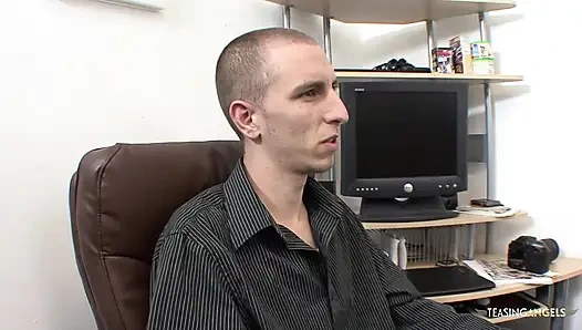 Chef stellt seinen schwanz einem sexy neuen angestellten vor