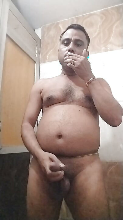 #Hint porno yıldızı ravi ve Gilgolo boy ravi sigara içiyor