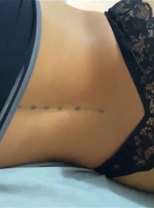 Latina s prekrasnom guzicom dobiva kurac svog susjeda dok joj muž nije kod kuće