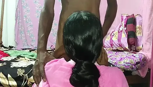 Desi bhabhi gibt blowjob kehlenstil und endete mit cumshot in die rosa enge muschi, selbstgedreht