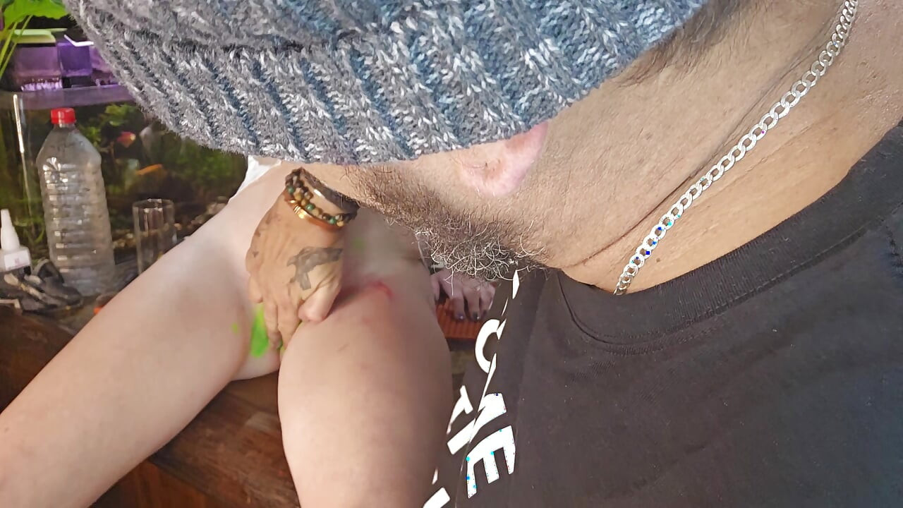 Hun blev så liderlig, da jeg tatoverede hendes klit gløde i mørket, hun kneppede min bedstemors dildo