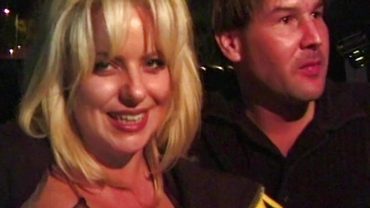Wilde Taxifahrt: Heiße Blondine im Auto