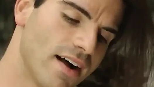 короткие волосы с татуировками и проколотыми половыми губами