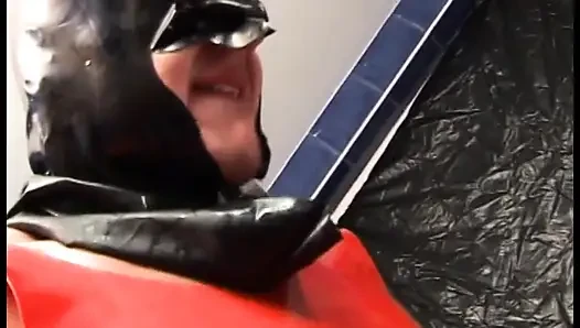 Strenge blonde domina bläst sklavenschwanz und lässt ihn ihre breite fotze bohren