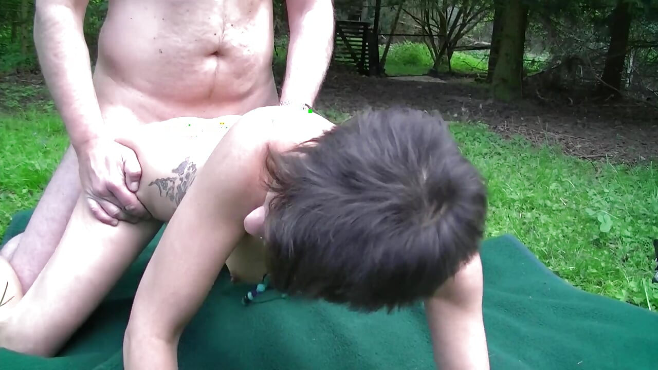 Làm tình ngoài trời nóng bỏng trên trang trại