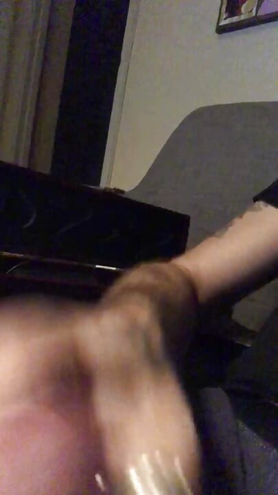 A handjob that ends with a spit that greases my glans!? ...