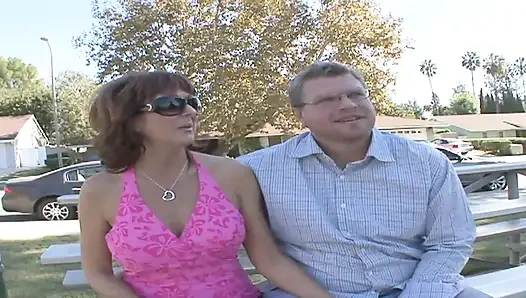 Красивая радостная дырка пизды ожидает широко раскрытого для траха толстого хуя в любительском видео