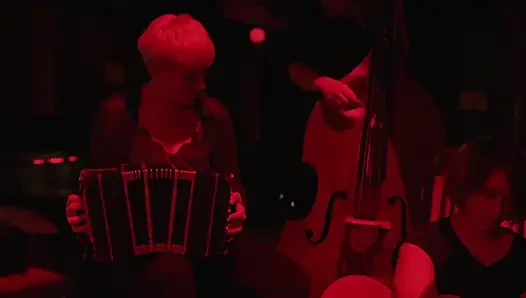 Erika Lust - tango öğretmeniyle üçlü seks