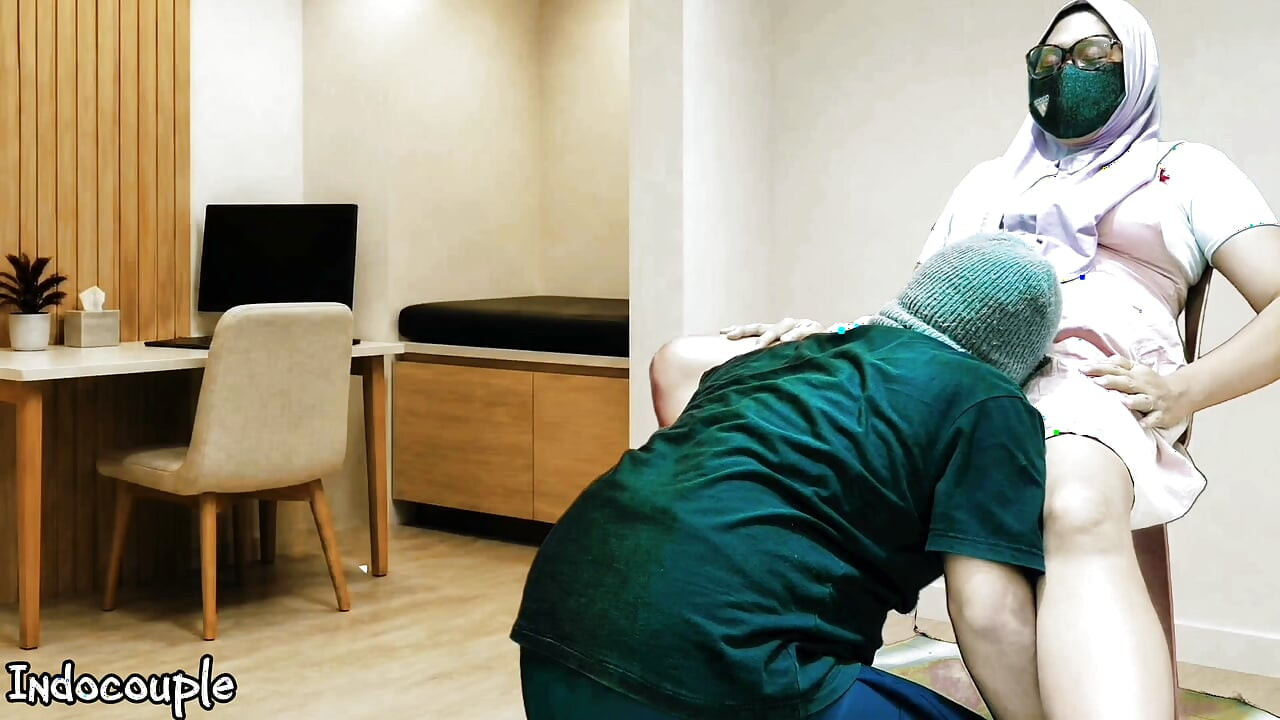 Istri nakal berhijab ini ngebiarin bosnya jilat memek beceknya di kantor