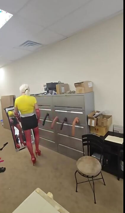 DeeDeeSlut69 Sucking Multi Cocks