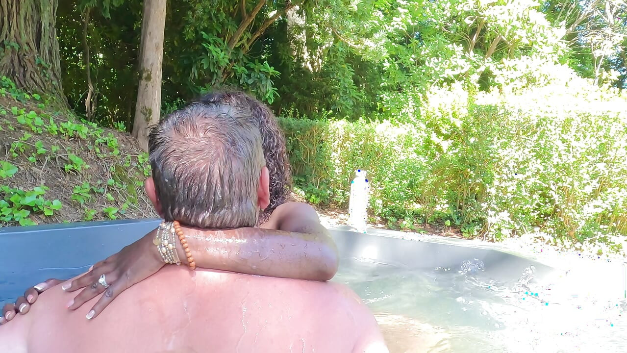 산 바다 사이의 안개는 차가운 욕조에서 여러 오르가즘을 가지고