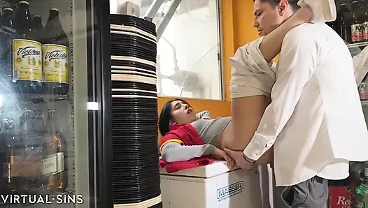 Arka odada ateşli bir oxxo shopgirl sikişiyor