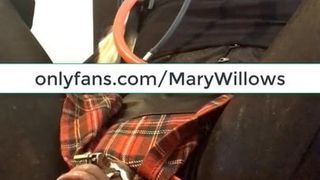Mary Willows, als Latex-Gimp in Keuschheit gesperrt ist