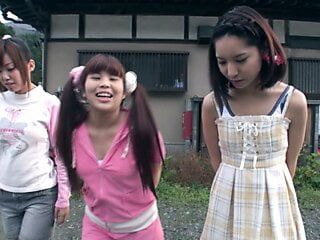 Belle adolescenti giapponesi si fanno scopare le fighe pelose in un'orgia a casa di papà!