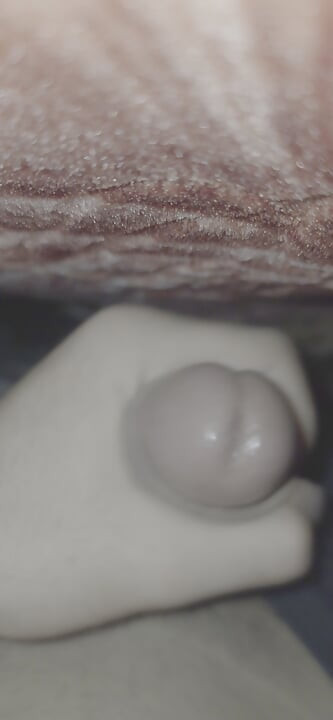 हॉट देसी लड़का रात में हाथों से चुदाई करता है