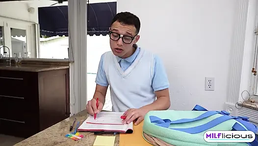 Üvey annem yarak almak için bir görevde ve ders çalışmama izin vermiyor