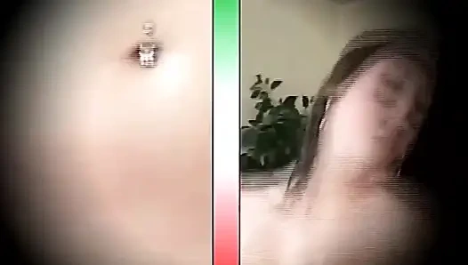 Schöne junge frau mit nippelpiercing und muschi von einem großen schwanz auf ihr gesicht gespritzt