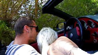 Блондинка милфа любить секс на відкритому повітрі в машині з незнайомцем