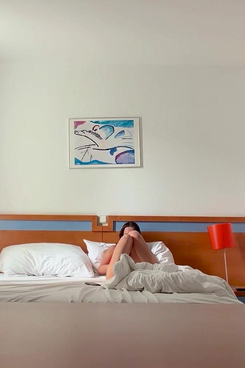 Wanita Dirakam Di Bilik Hotel